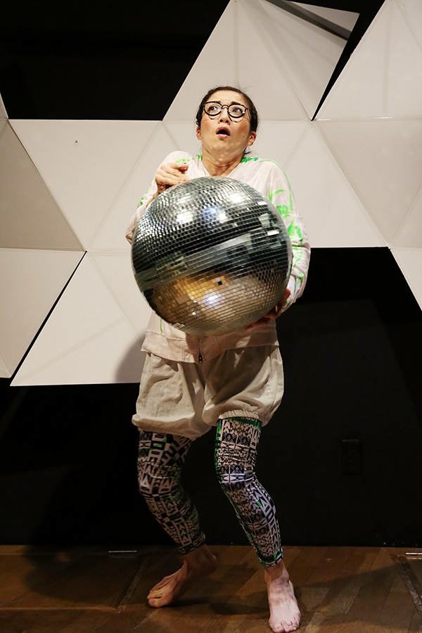 ソロ公演『わたしはあなた、あなたはわたし』眼鏡娘役/11役 Photo / Nobuyuki Aoki