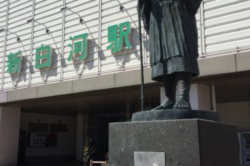 新白河駅前。松尾芭蕉の像。