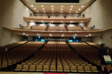 湘南高校合唱部春の定期演奏会2018 ＠鎌倉芸術館大ホール。舞台から客席を見上げる。開場前。
