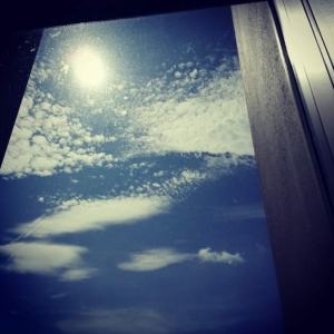 四角い窓から見えた青空と雲と太陽。