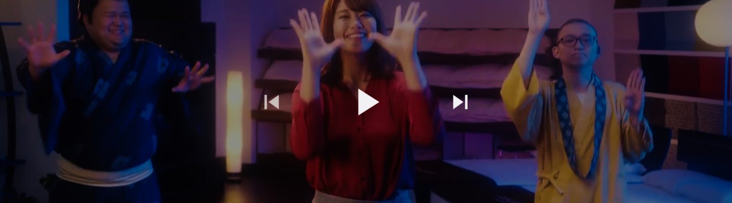 ASLEEP『カラダハカリズム』新WEB動画 /振付。YouTubeより静止画。センターに稲村亜美さん。左に力士役、右にお坊さん役の役者さん。踊りのシーン。