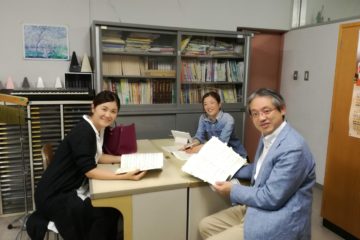 通し練習見学後、打ち合わせ。榮萌果さん、岩本先生と楽譜を広げて。
