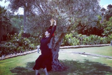 オリーブの木の下で踊る中村明日香 I danced under the olive tree.