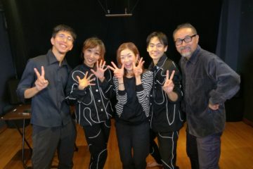 左から、演出のマサオくん、ゆっかちゃん、私、市川しんちゃん、照明の松本永さん