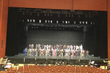 合唱団と民衆役のみなさんのシーン