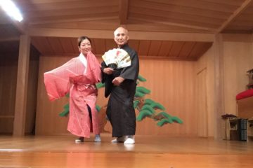 津村禮次郎さんと鏡板の前で